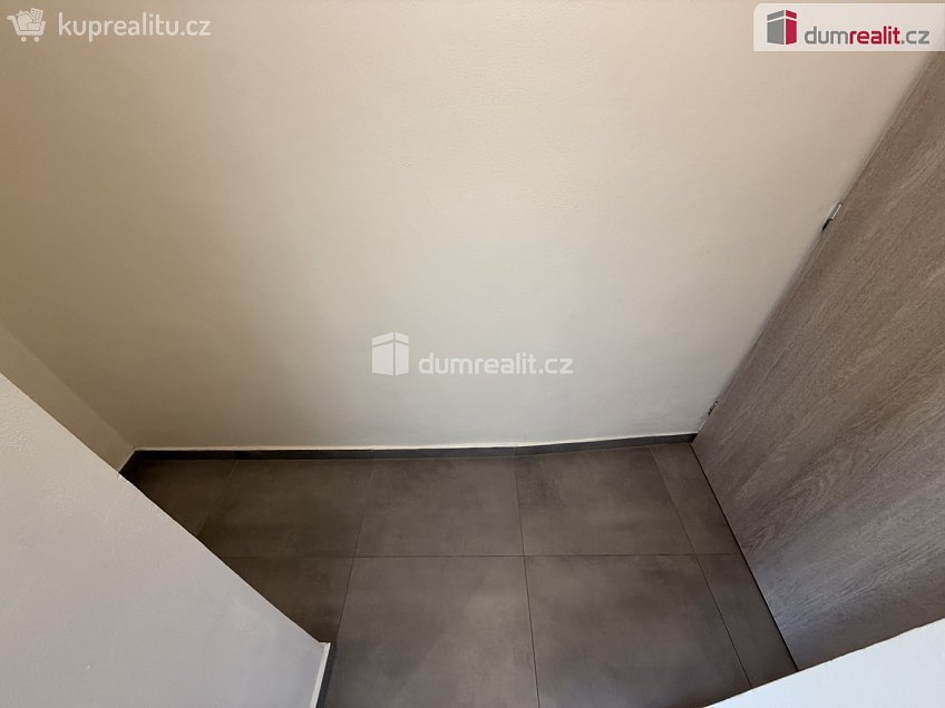 Pronájem bytu 1+kk 22 m^2 Na Skalce, Praha 5 
