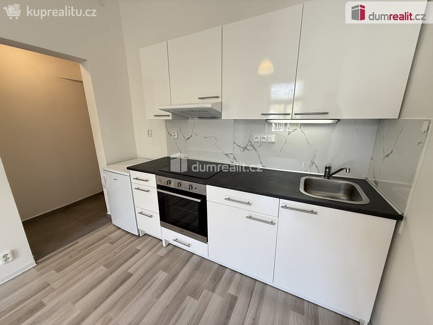 Pronájem bytu 1+kk 22 m^2 Na Skalce, Praha 5 