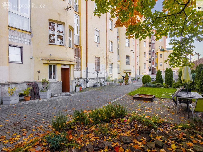 Prodej bytu 1+1 37 m^2 5. května, Praha 4 