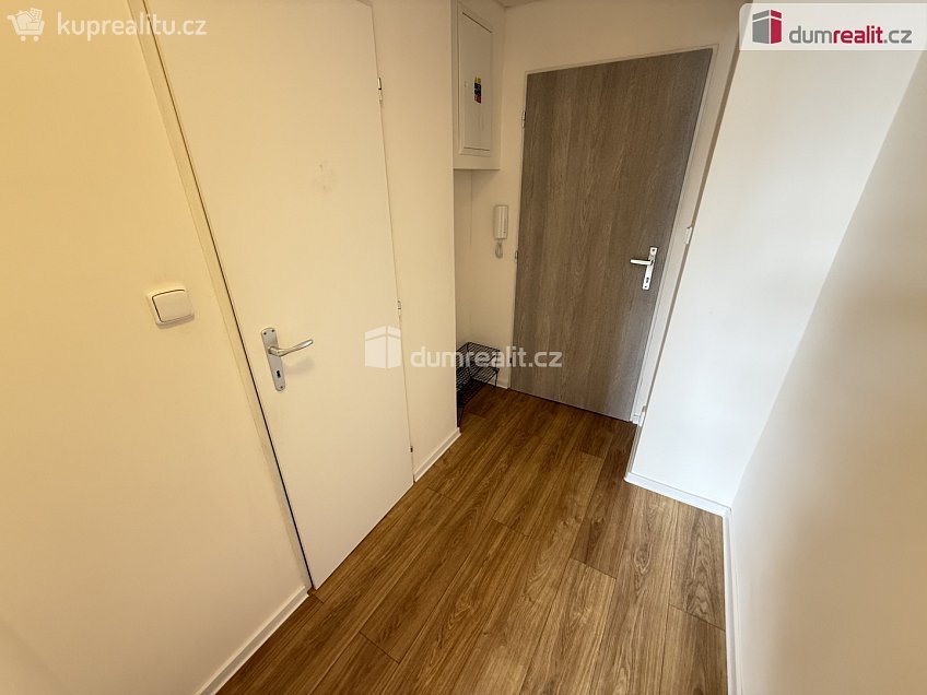 Pronájem bytu 1+kk 35 m^2 Na Valentince, Praha 5 