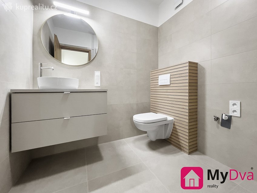 Pronájem  rodinného domu 220 m^2 Znojmo, Znojmo 