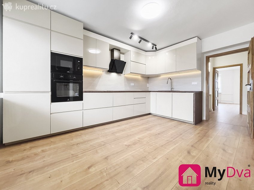 Pronájem  rodinného domu 220 m^2 Znojmo, Znojmo 