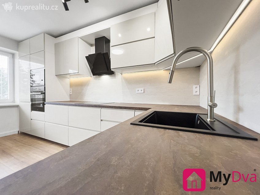 Pronájem  rodinného domu 220 m^2 Znojmo, Znojmo 