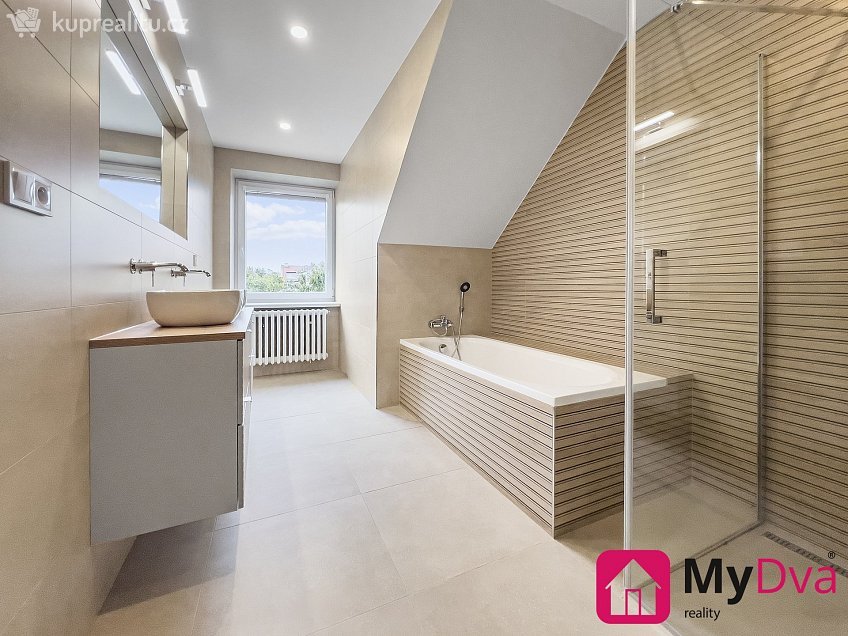 Pronájem  rodinného domu 220 m^2 Znojmo, Znojmo 