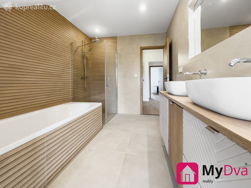 Pronájem  rodinného domu 220 m^2 Znojmo, Znojmo 