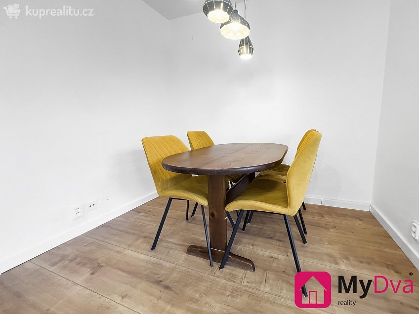 Pronájem  rodinného domu 220 m^2 Znojmo, Znojmo 