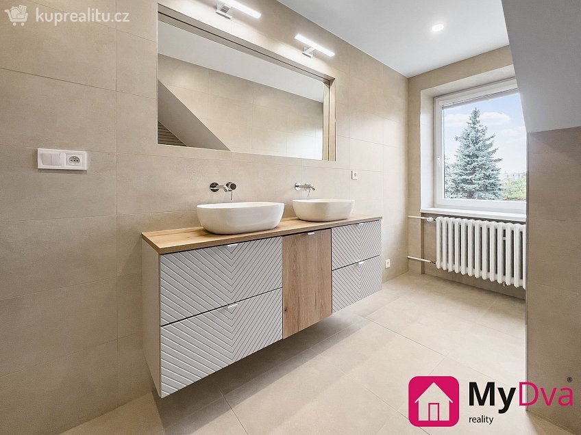 Pronájem  rodinného domu 220 m^2 Znojmo, Znojmo 