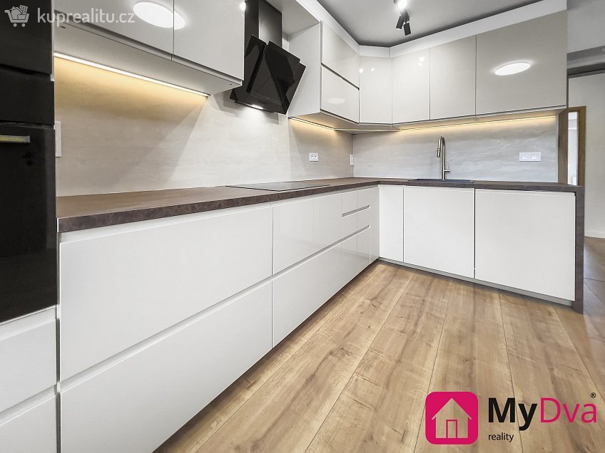 Pronájem  rodinného domu 220 m^2 Znojmo, Znojmo 