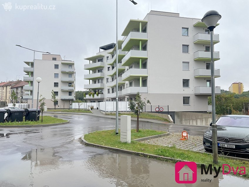 Pronájem  garážového stání 13 m^2 Vančurova, Znojmo 