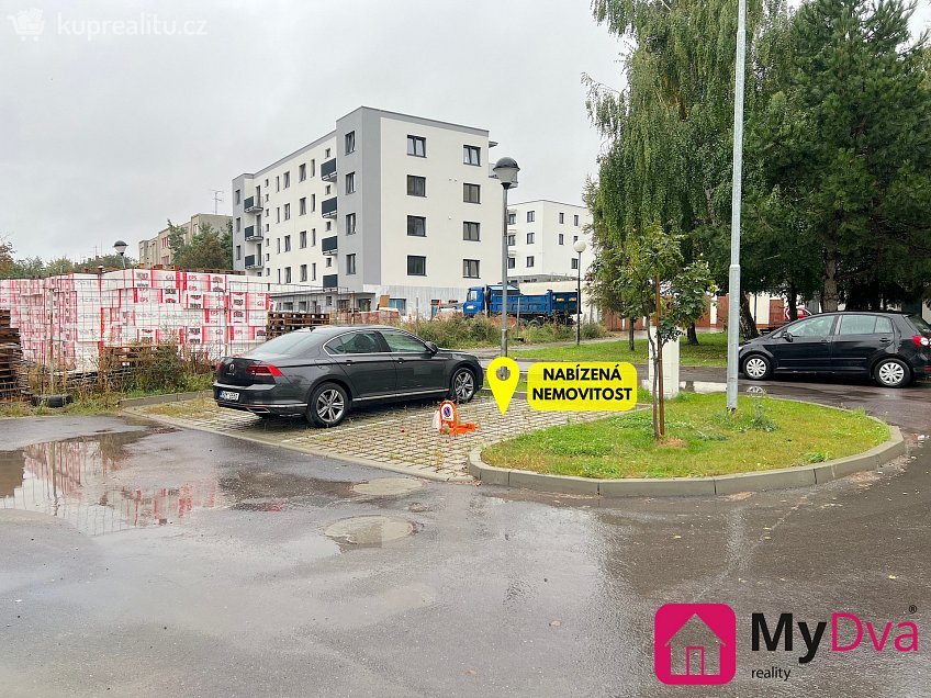 Pronájem  garážového stání 13 m^2 Vančurova, Znojmo 