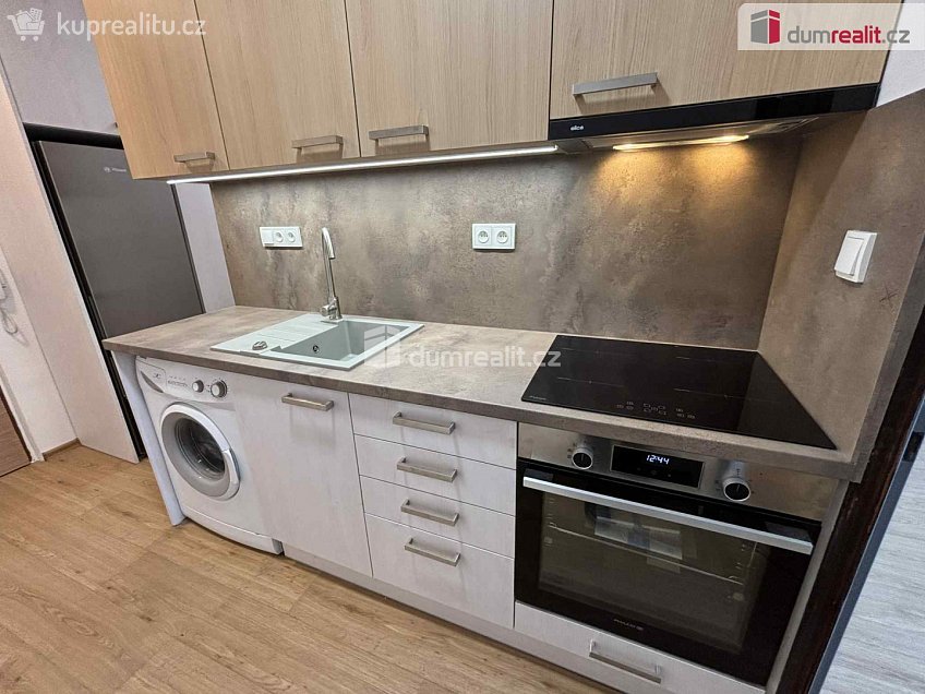 Pronájem bytu 1+1 30 m^2 Školní, Otrokovice 