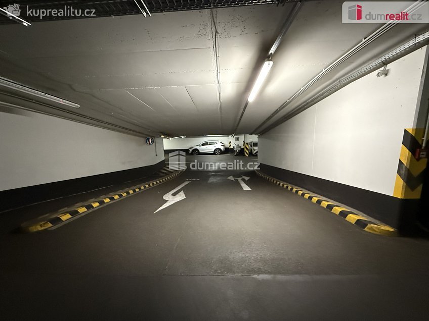 Pronájem  garáže 15 m^2 Karla Engliše, Praha 5 