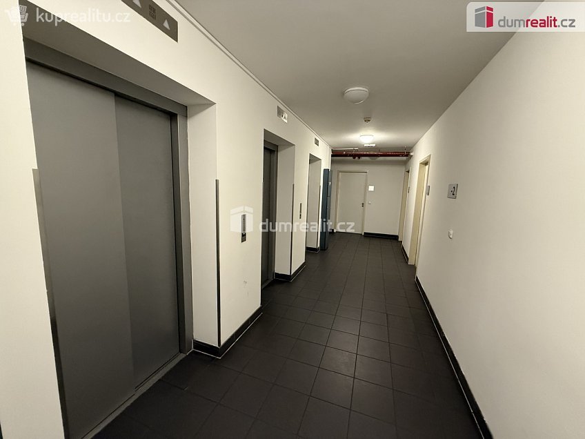 Pronájem  garáže 15 m^2 Karla Engliše, Praha 5 