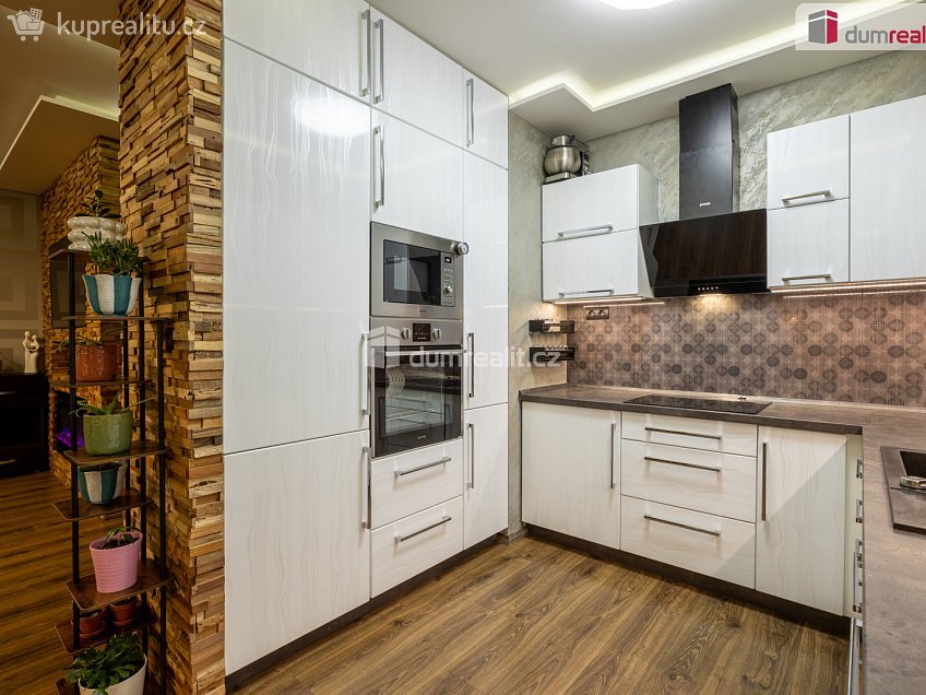 Prodej  rodinného domu 118 m^2 Lomená, Veltrusy 