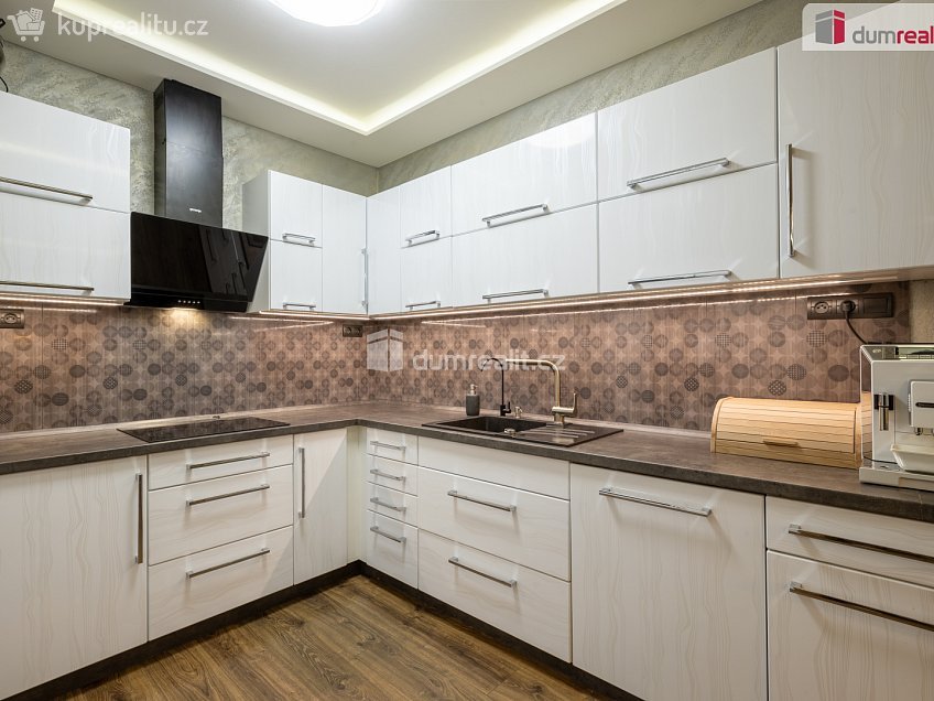 Prodej  rodinného domu 118 m^2 Lomená, Veltrusy 