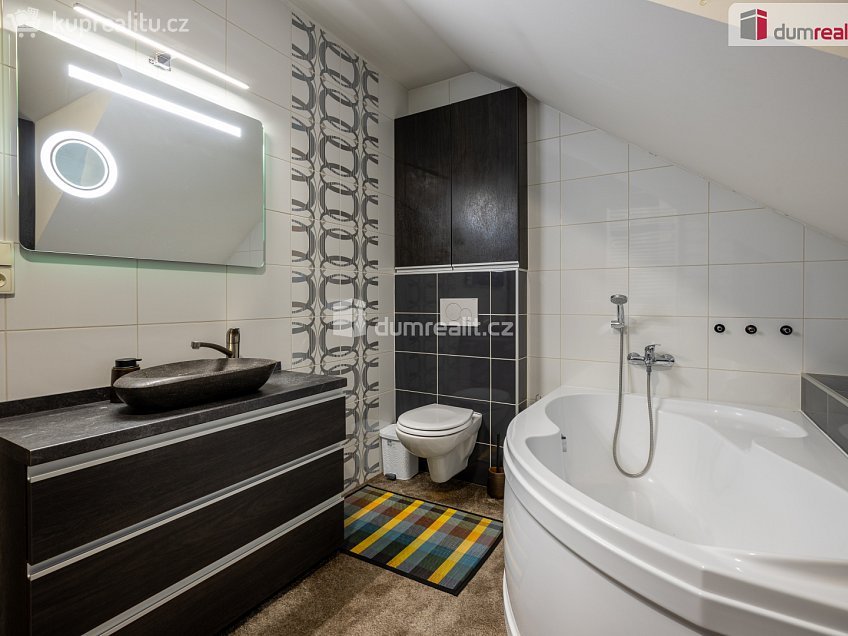 Prodej  rodinného domu 118 m^2 Lomená, Veltrusy 