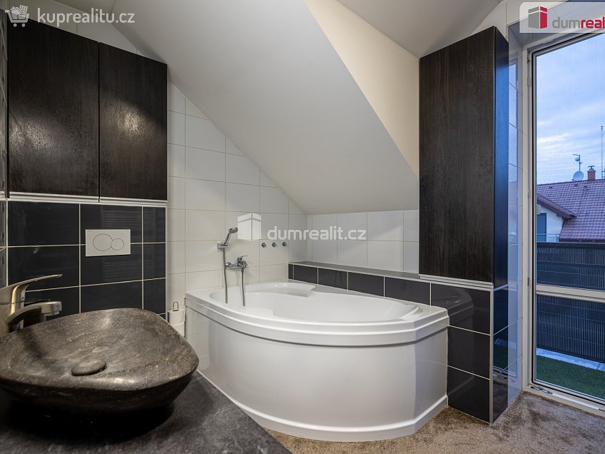 Prodej  rodinného domu 118 m^2 Lomená, Veltrusy 