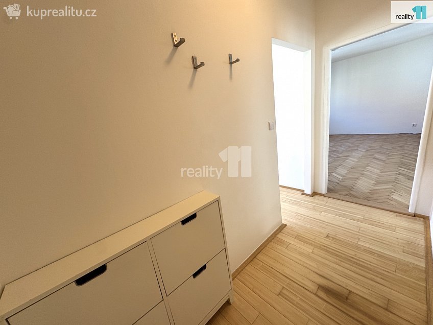 Pronájem bytu 1+1 69 m^2 V Horní Stromce, Praha 3 
