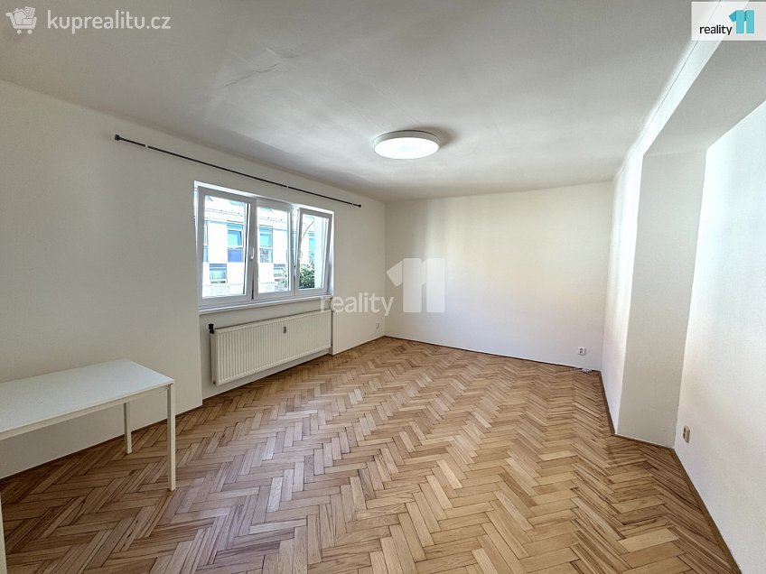 Pronájem bytu 1+1 69 m^2 V Horní Stromce, Praha 3 