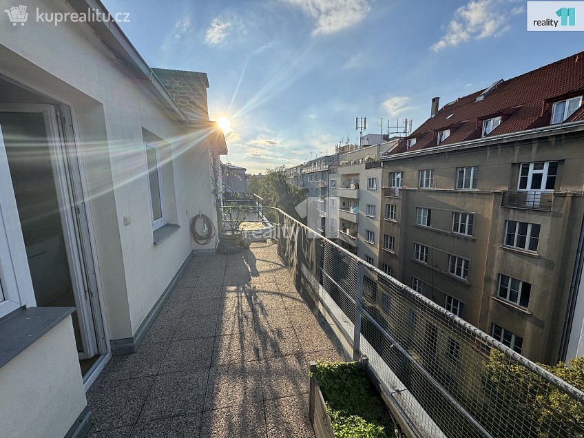 Pronájem bytu 1+1 69 m^2 V Horní Stromce, Praha 3 