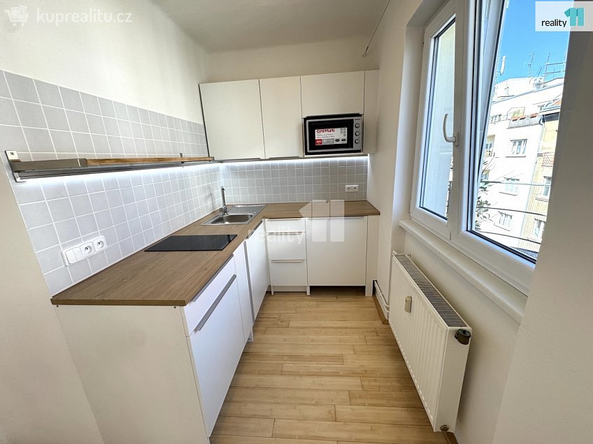 Pronájem bytu 1+1 69 m^2 V Horní Stromce, Praha 3 
