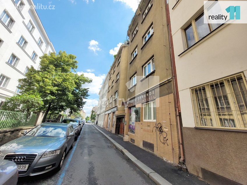 Pronájem bytu 1+1 69 m^2 V Horní Stromce, Praha 3 