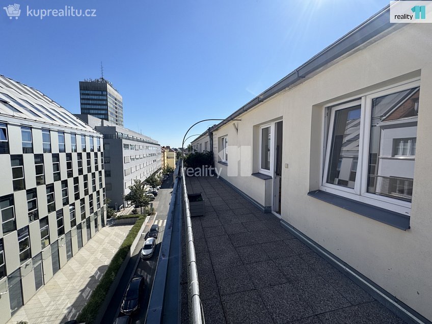 Pronájem bytu 1+1 69 m^2 V Horní Stromce, Praha 3 