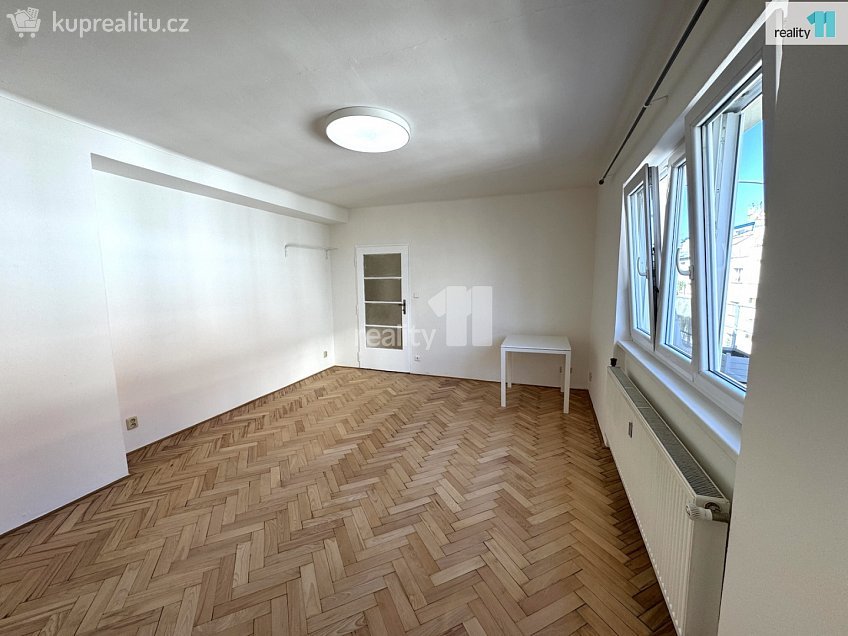 Pronájem bytu 1+1 69 m^2 V Horní Stromce, Praha 3 