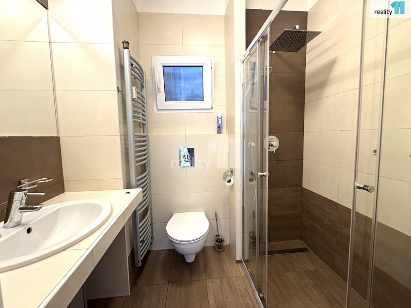 Pronájem bytu 1+1 69 m^2 V Horní Stromce, Praha 3 