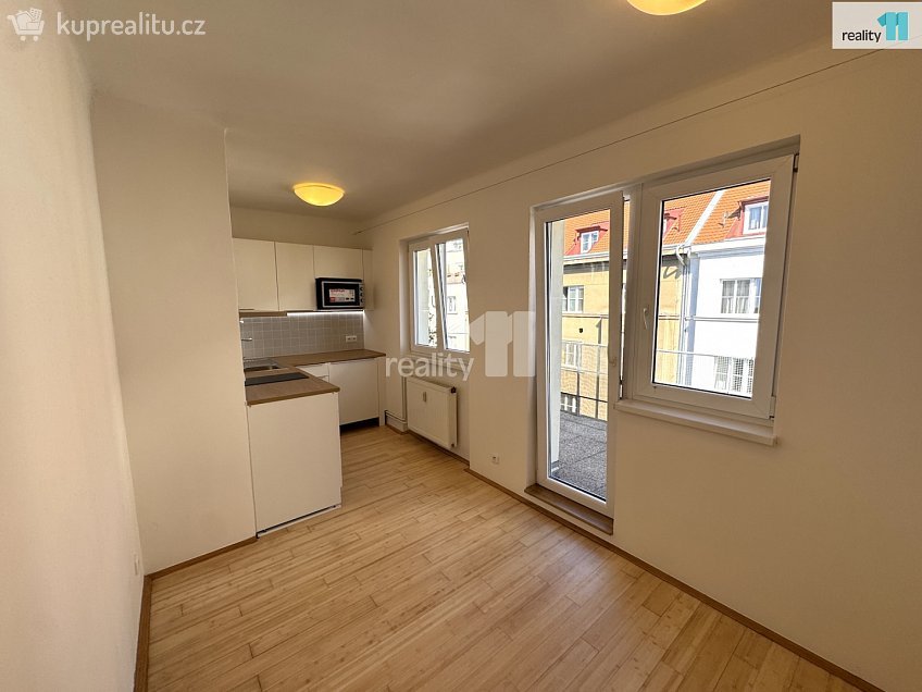 Pronájem bytu 1+1 69 m^2 V Horní Stromce, Praha 3 