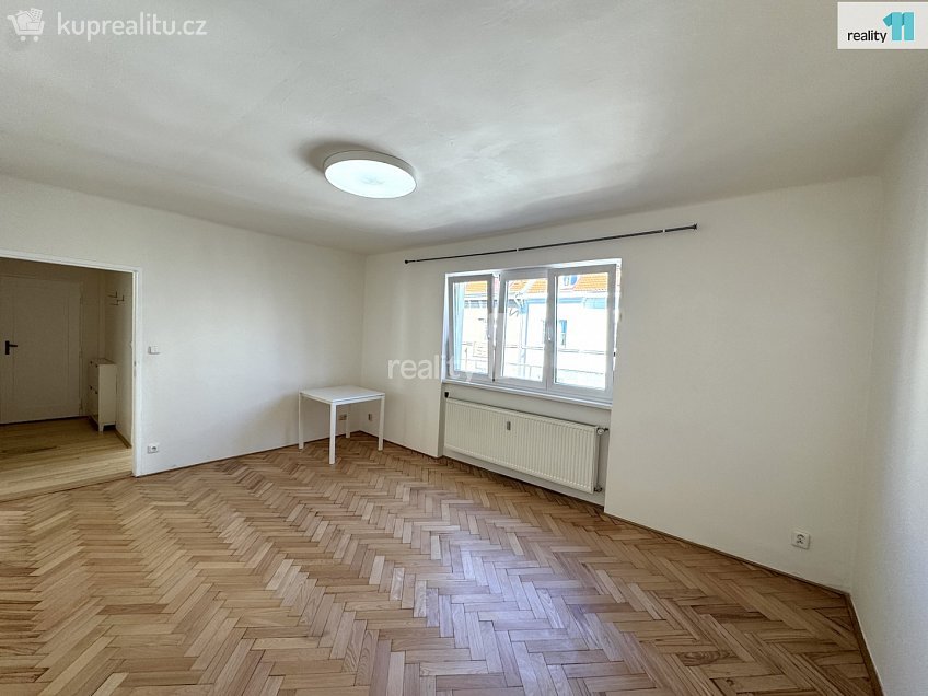 Pronájem bytu 1+1 69 m^2 V Horní Stromce, Praha 3 