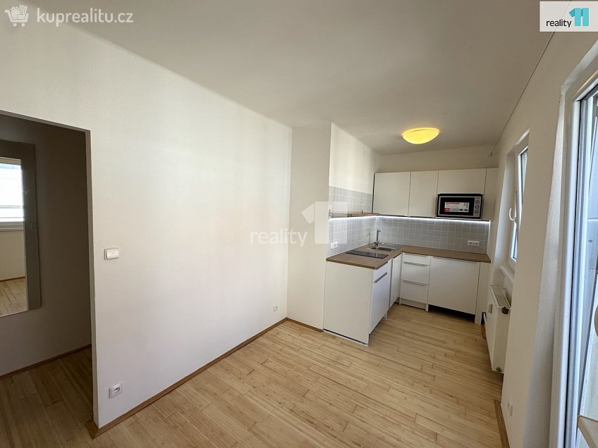 Pronájem bytu 1+1 69 m^2 V Horní Stromce, Praha 3 