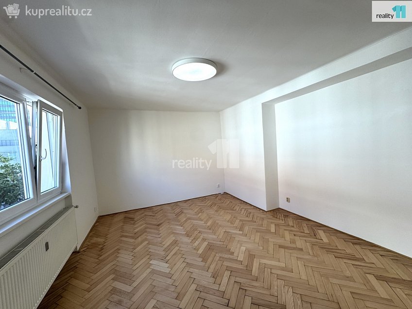 Pronájem bytu 1+1 69 m^2 V Horní Stromce, Praha 3 