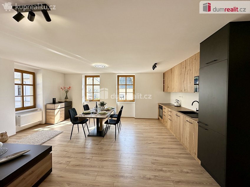 Prodej bytu 2+kk 60 m^2 náměstí Sv. Vavřince, Horní Blatná 