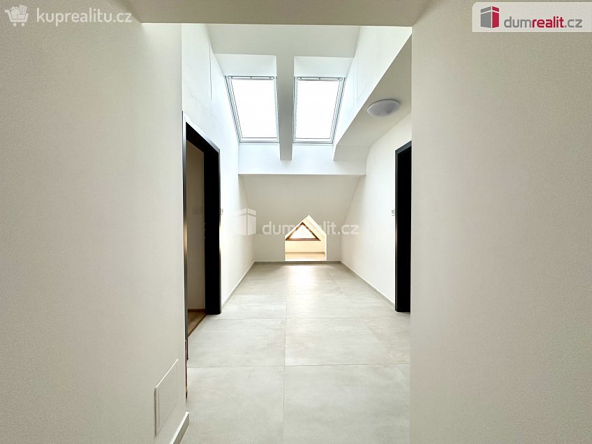 Prodej bytu 2+kk 60 m^2 náměstí Sv. Vavřince, Horní Blatná 