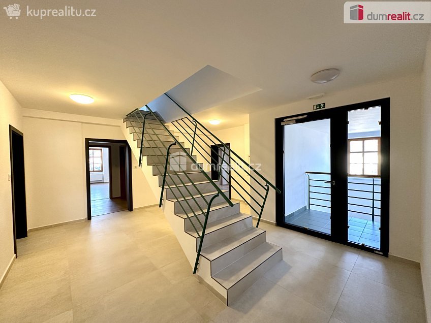 Prodej bytu 2+kk 60 m^2 náměstí Sv. Vavřince, Horní Blatná 