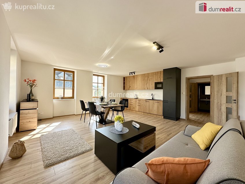 Prodej bytu 2+kk 60 m^2 náměstí Sv. Vavřince, Horní Blatná 