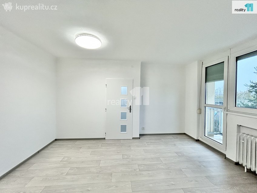 Pronájem bytu 4+1 75 m^2 U zastávky, Praha 12 