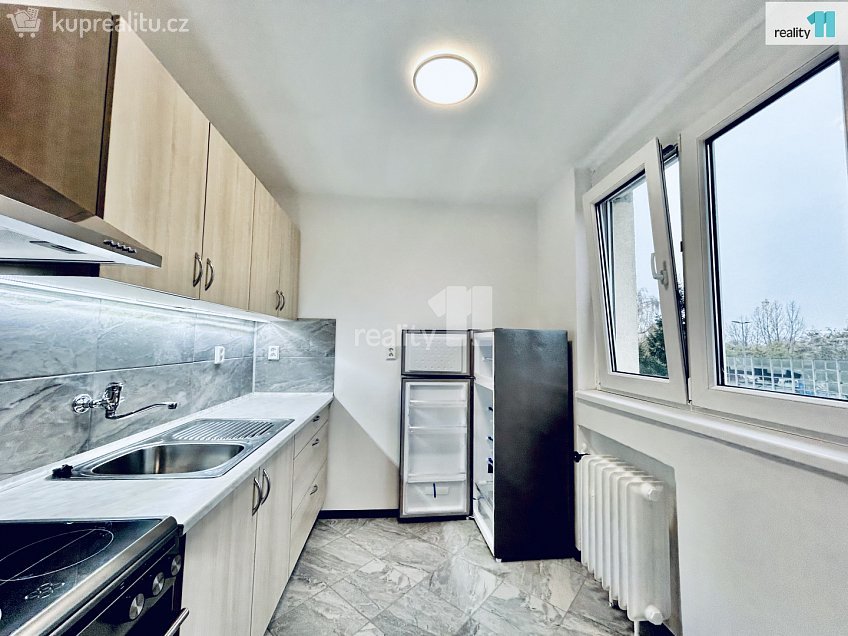 Pronájem bytu 4+1 75 m^2 U zastávky, Praha 12 