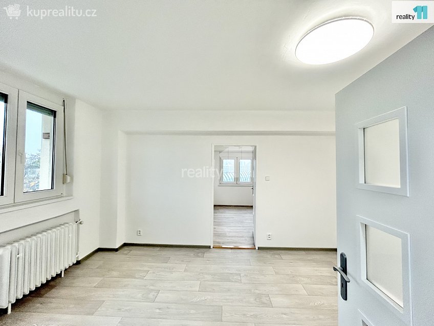 Pronájem bytu 4+1 75 m^2 U zastávky, Praha 12 