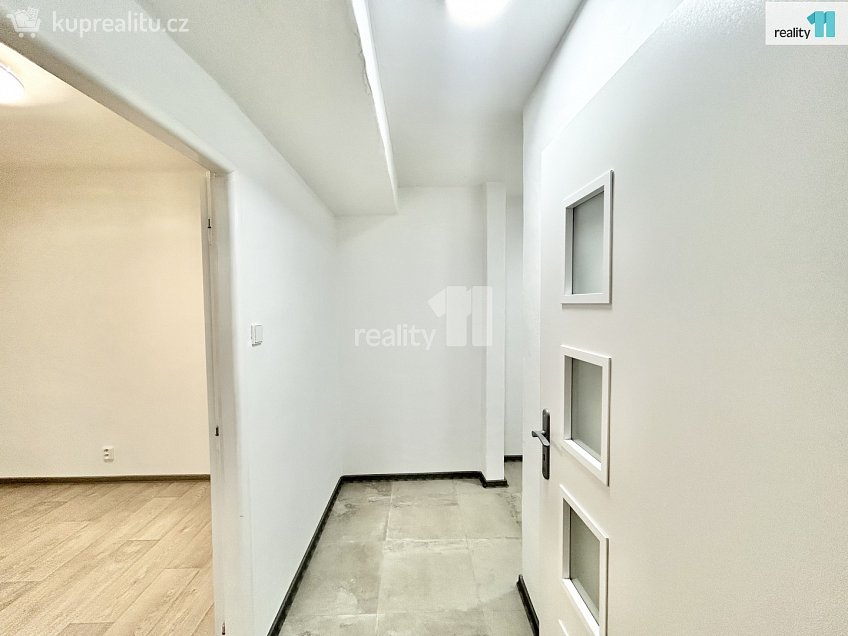 Pronájem bytu 4+1 75 m^2 U zastávky, Praha 12 