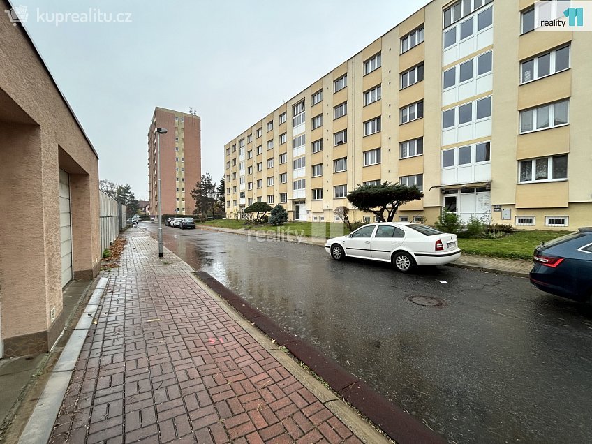 Pronájem bytu 4+1 75 m^2 U zastávky, Praha 12 