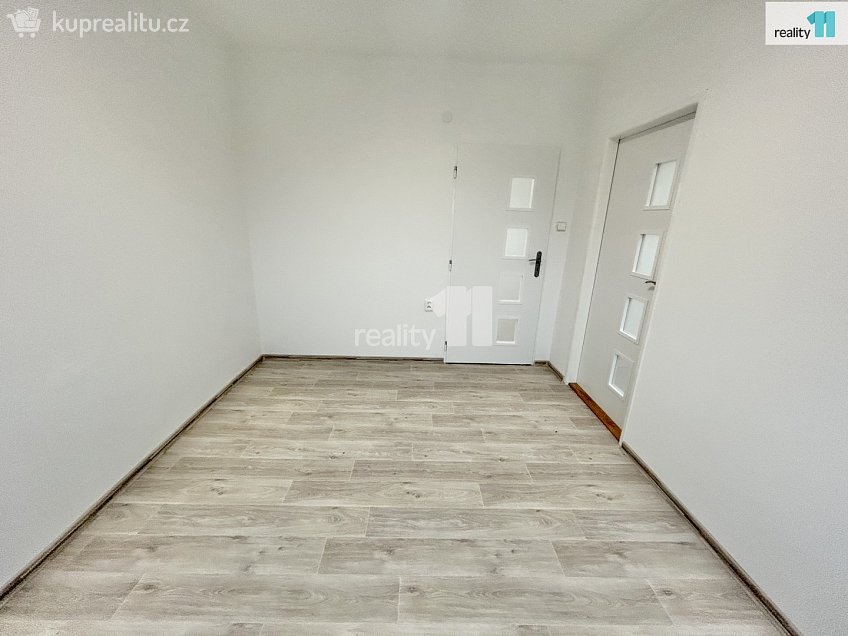 Pronájem bytu 4+1 75 m^2 U zastávky, Praha 12 