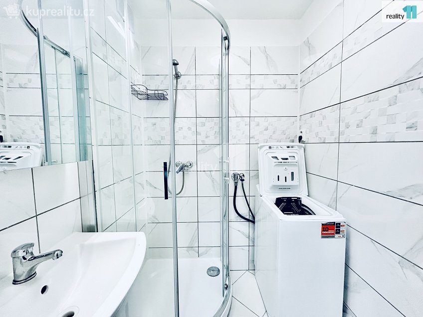 Pronájem bytu 4+1 75 m^2 U zastávky, Praha 12 