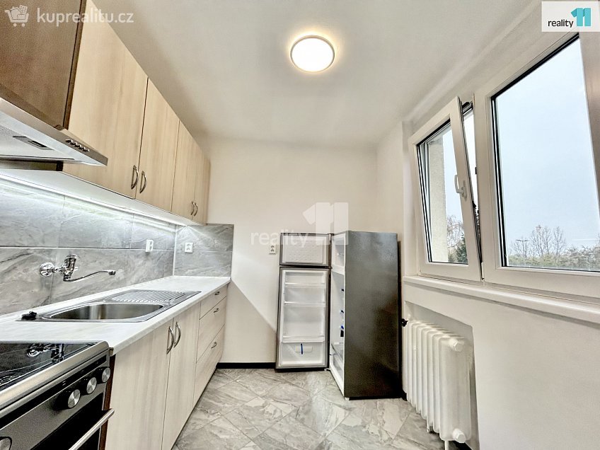 Pronájem bytu 4+1 75 m^2 U zastávky, Praha 12 