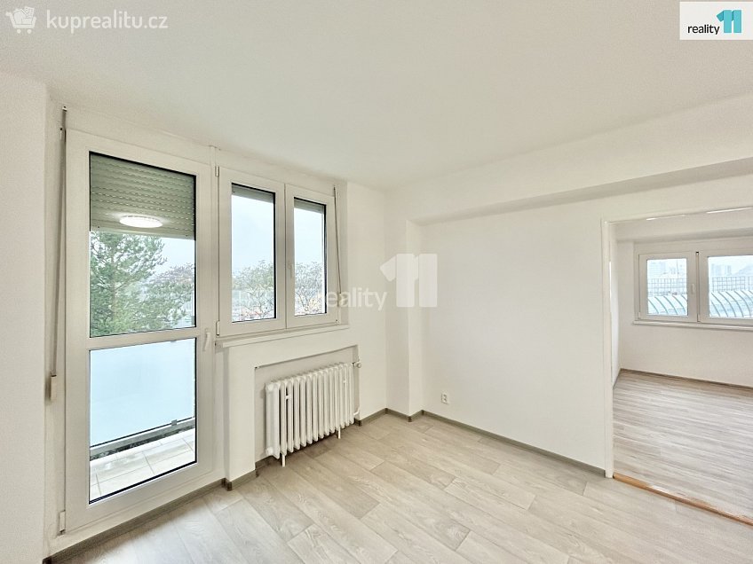 Pronájem bytu 4+1 75 m^2 U zastávky, Praha 12 