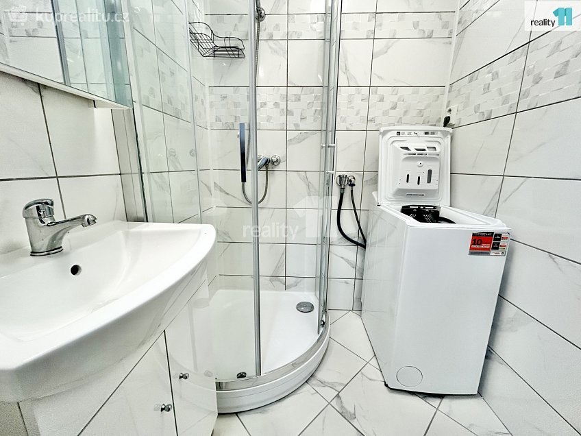 Pronájem bytu 4+1 75 m^2 U zastávky, Praha 12 