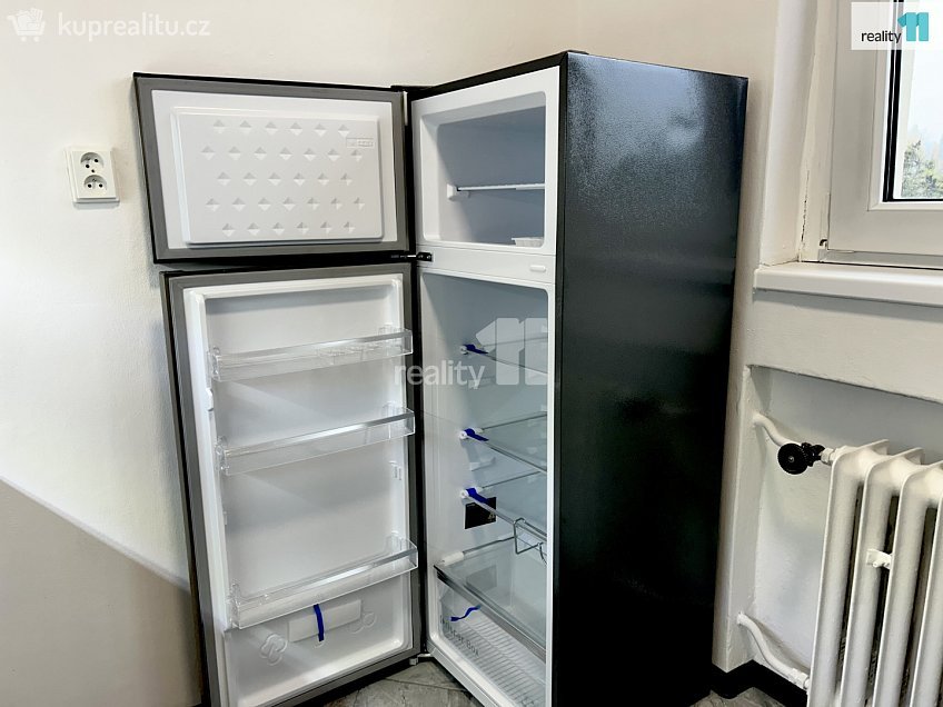 Pronájem bytu 4+1 75 m^2 U zastávky, Praha 12 