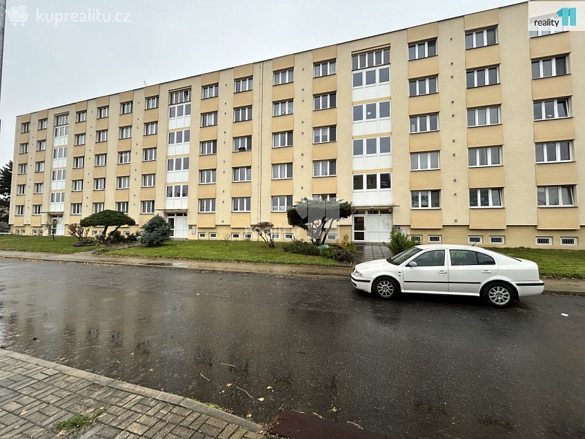 Pronájem bytu 4+1 75 m^2 U zastávky, Praha 12 