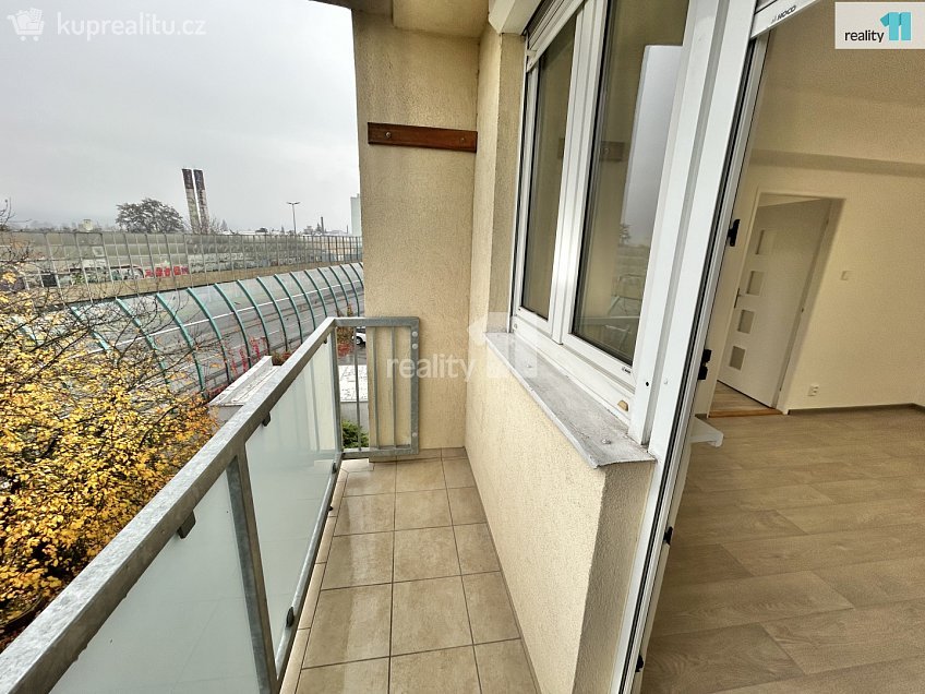 Pronájem bytu 4+1 75 m^2 U zastávky, Praha 12 